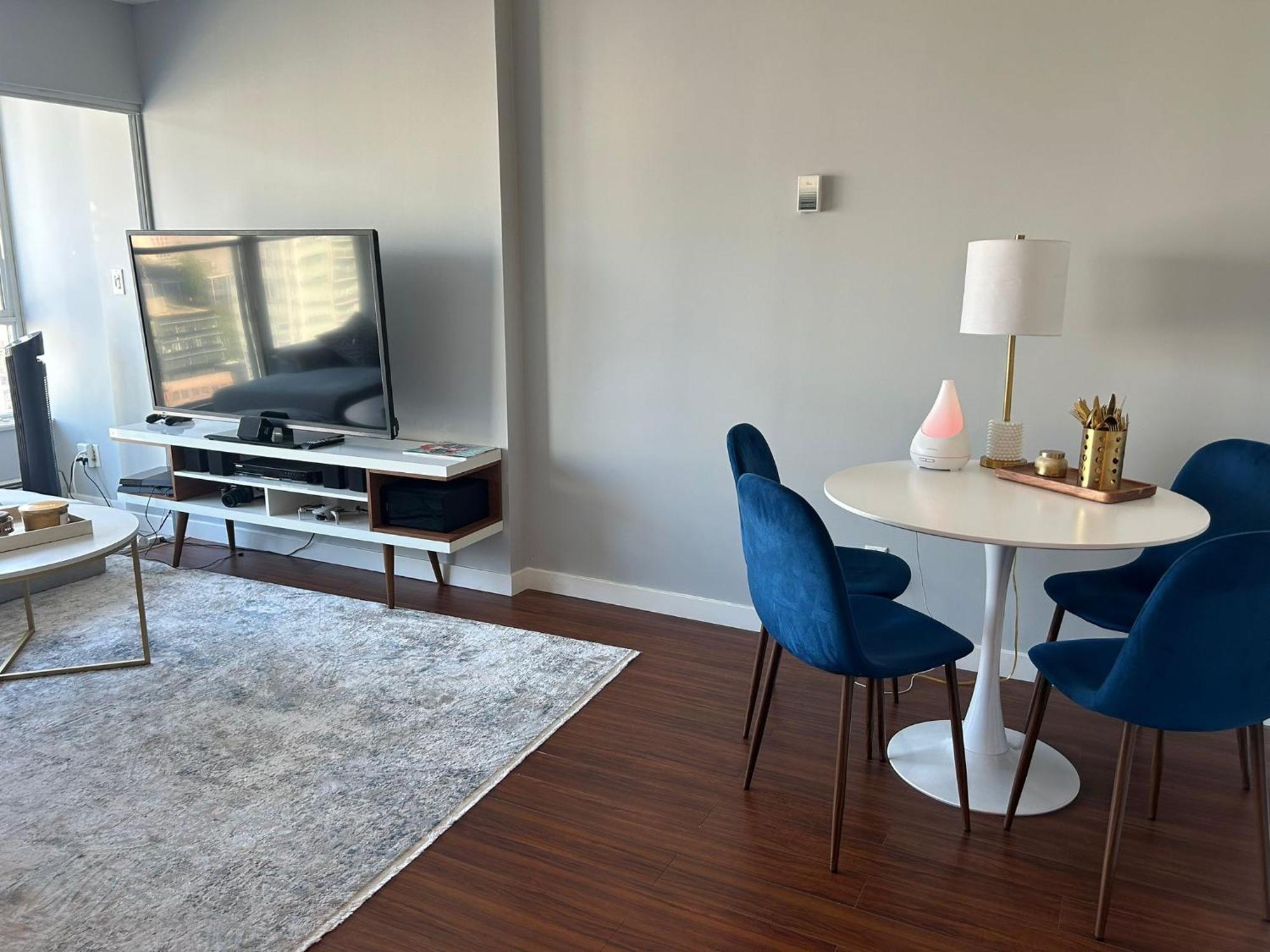 Urban Oasis In Downtown 1 Bed 1 Bath Vancouver
