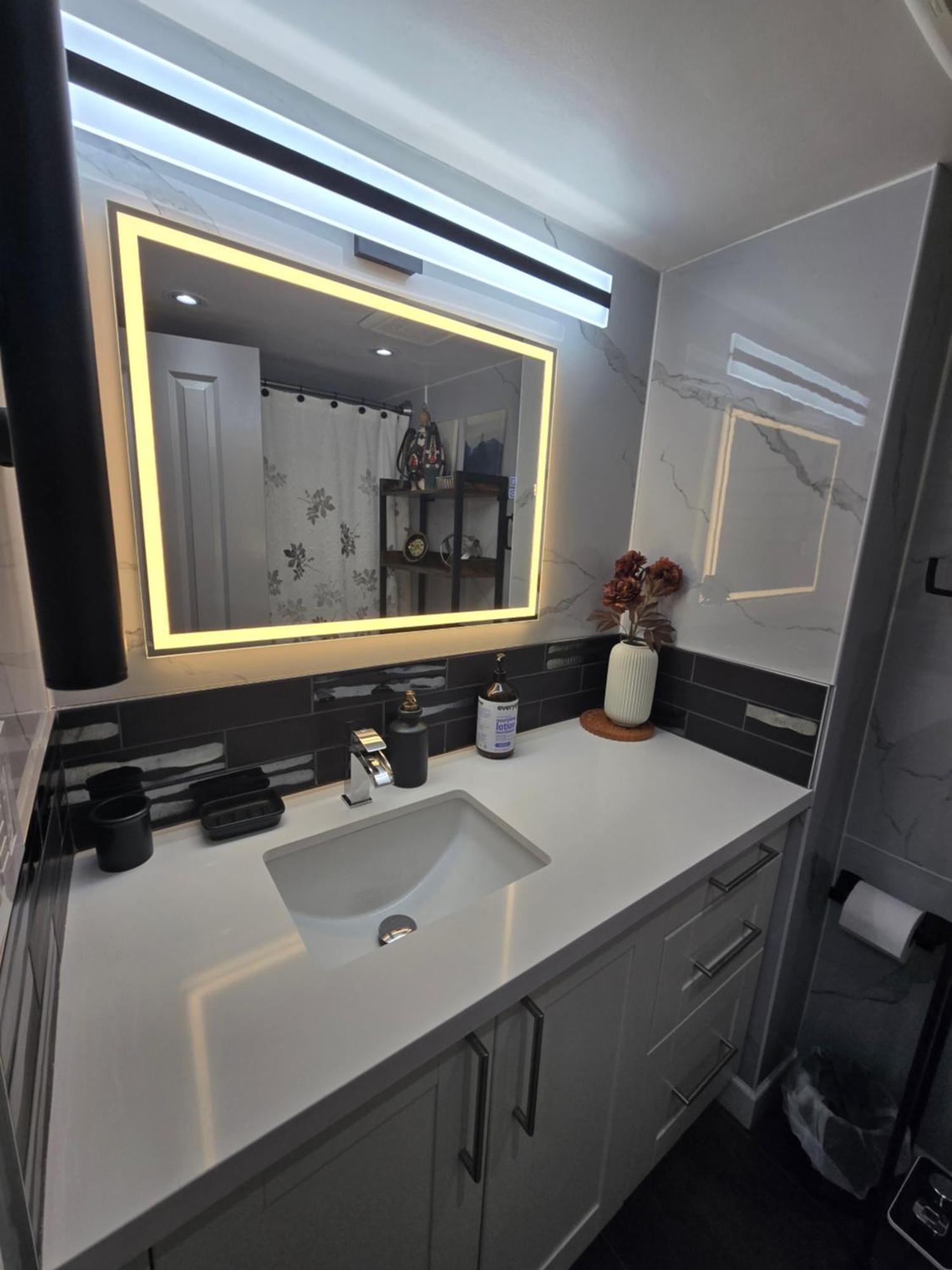 Apartment Designer-luxury. Waterview, Parking, Rooftop Pool