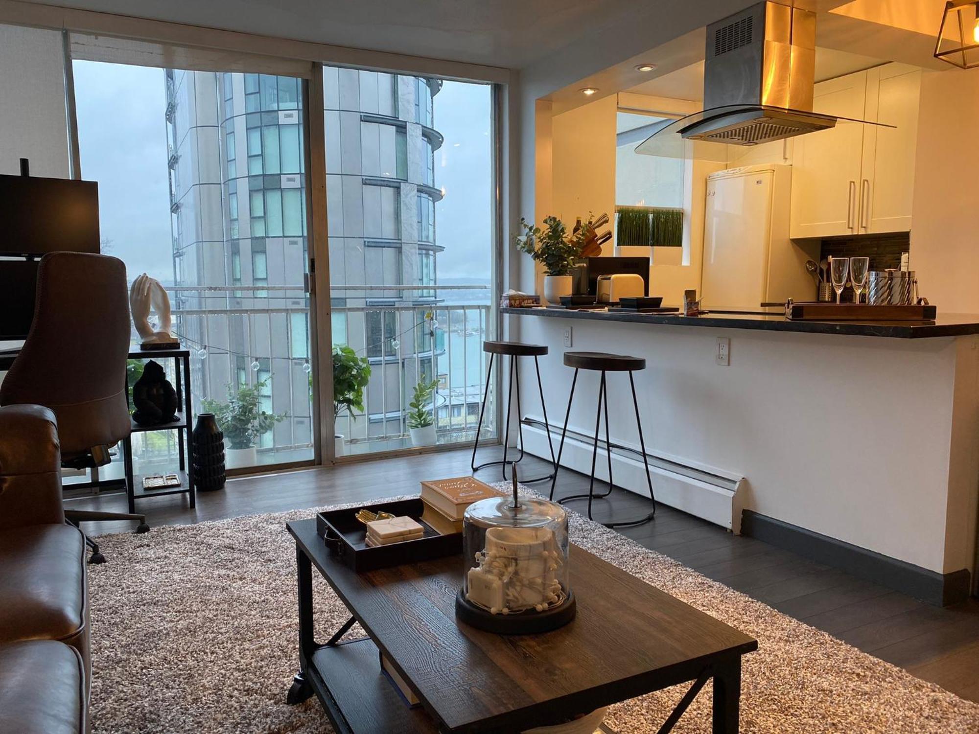 Designer-luxury. Waterview, Parking, Rooftop Pool Apartment Vancouver