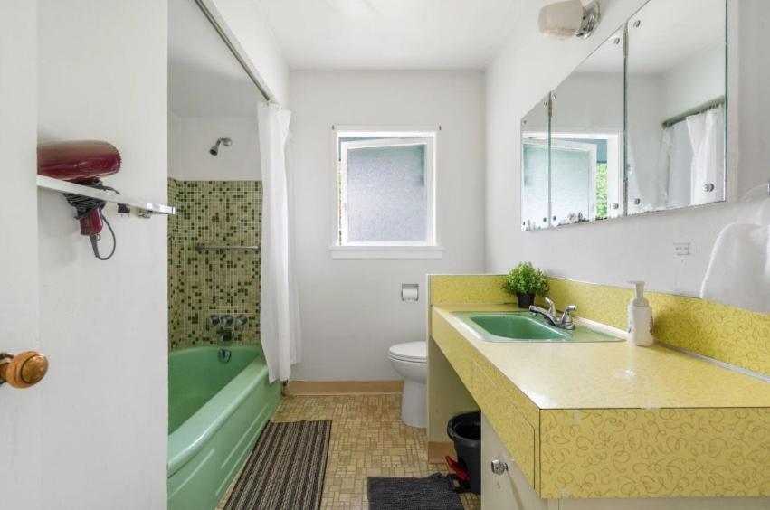 Spacious Bedroom House In With Modern Amenities *