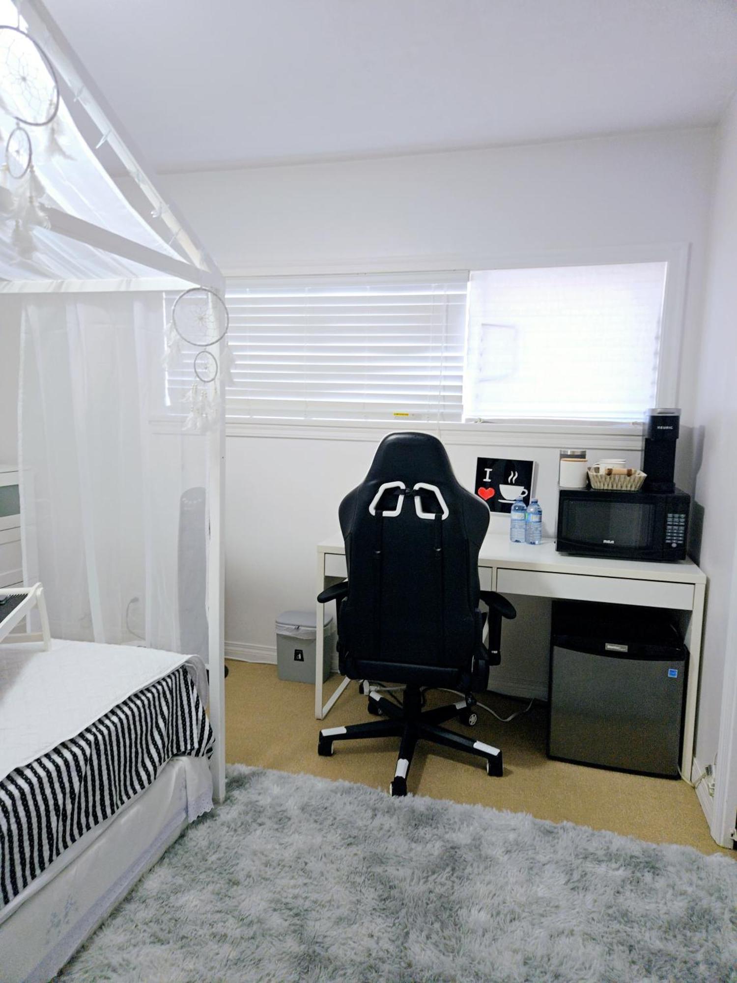 Homestay Charming With Attached Private Bath In The Heart Of Vancouver! Private Parking, Self Check-in & Just 4 Mins To Metrotown! *