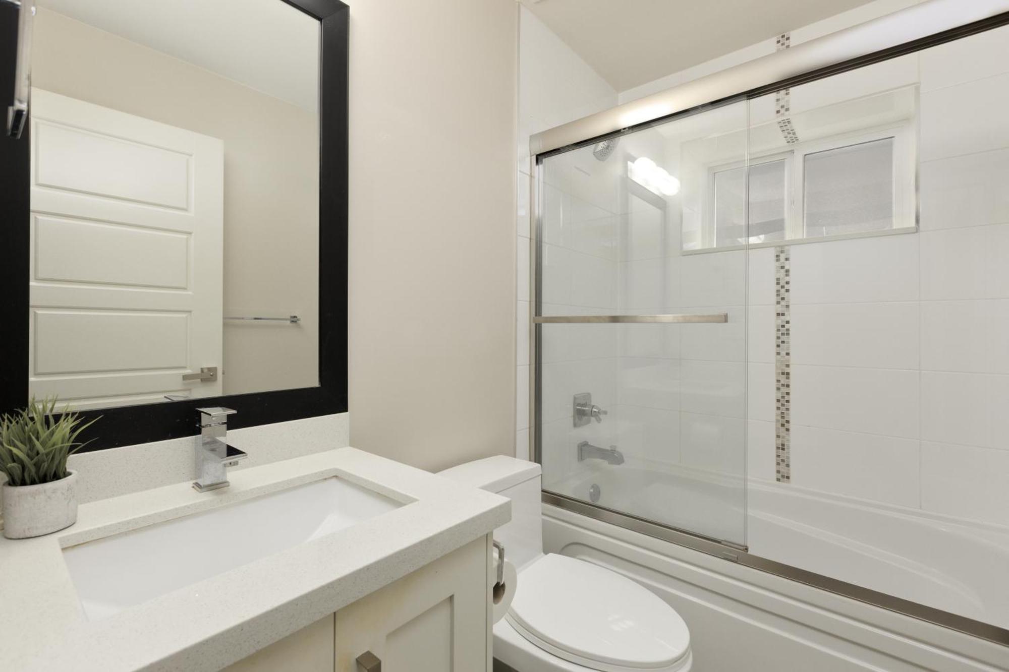 Guest house Charming Retreat Near Downtown- Cozy Oasis On Nanaimo St Vancouver