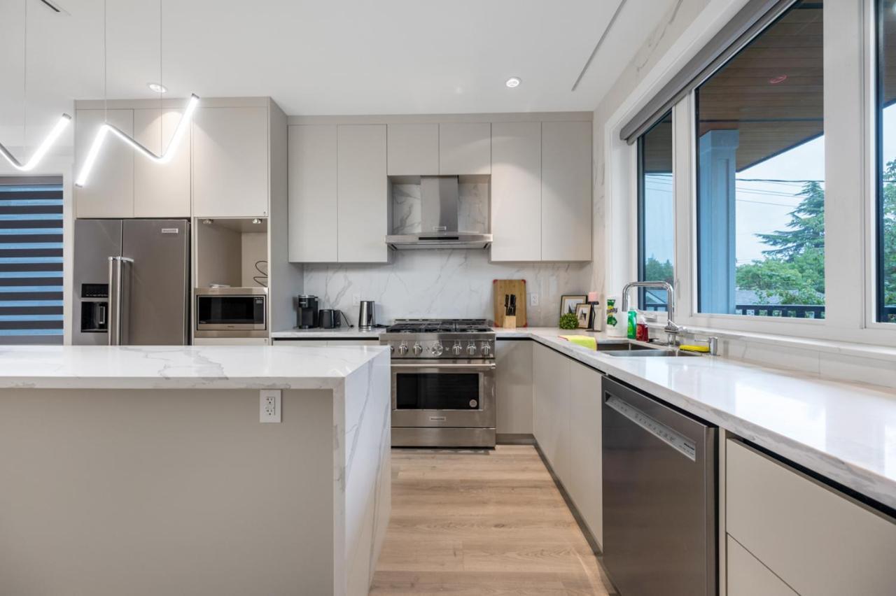 Stylish Retreat In Van's Prime Location