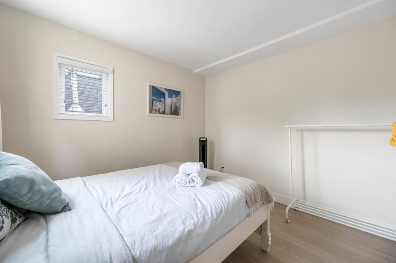 Homestay Charming Coastal Haven In With Shared Bathroom Vancouver