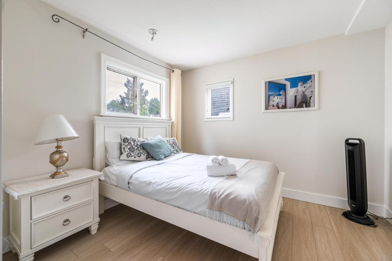 Charming Coastal Haven In With Shared Bathroom
