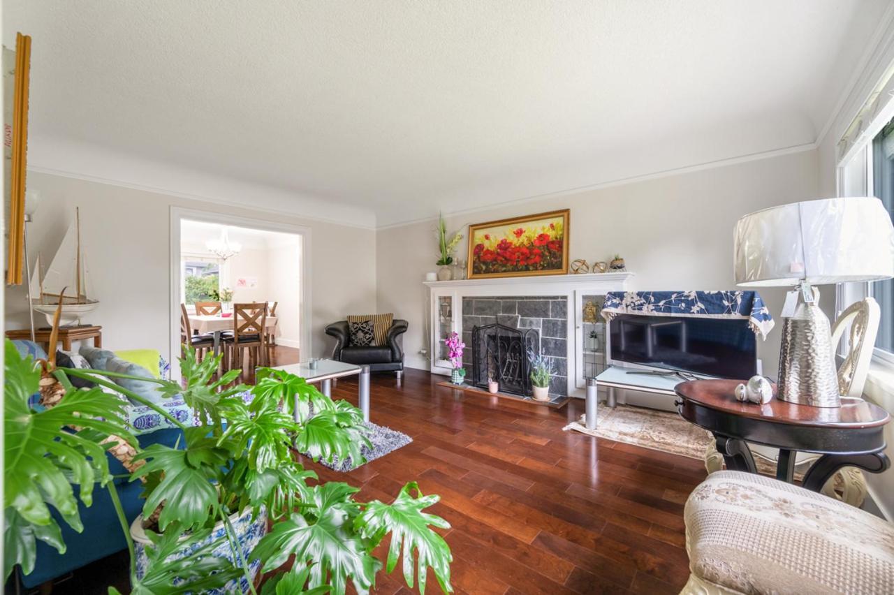 Charming Coastal Haven In With Shared Bathroom Homestay