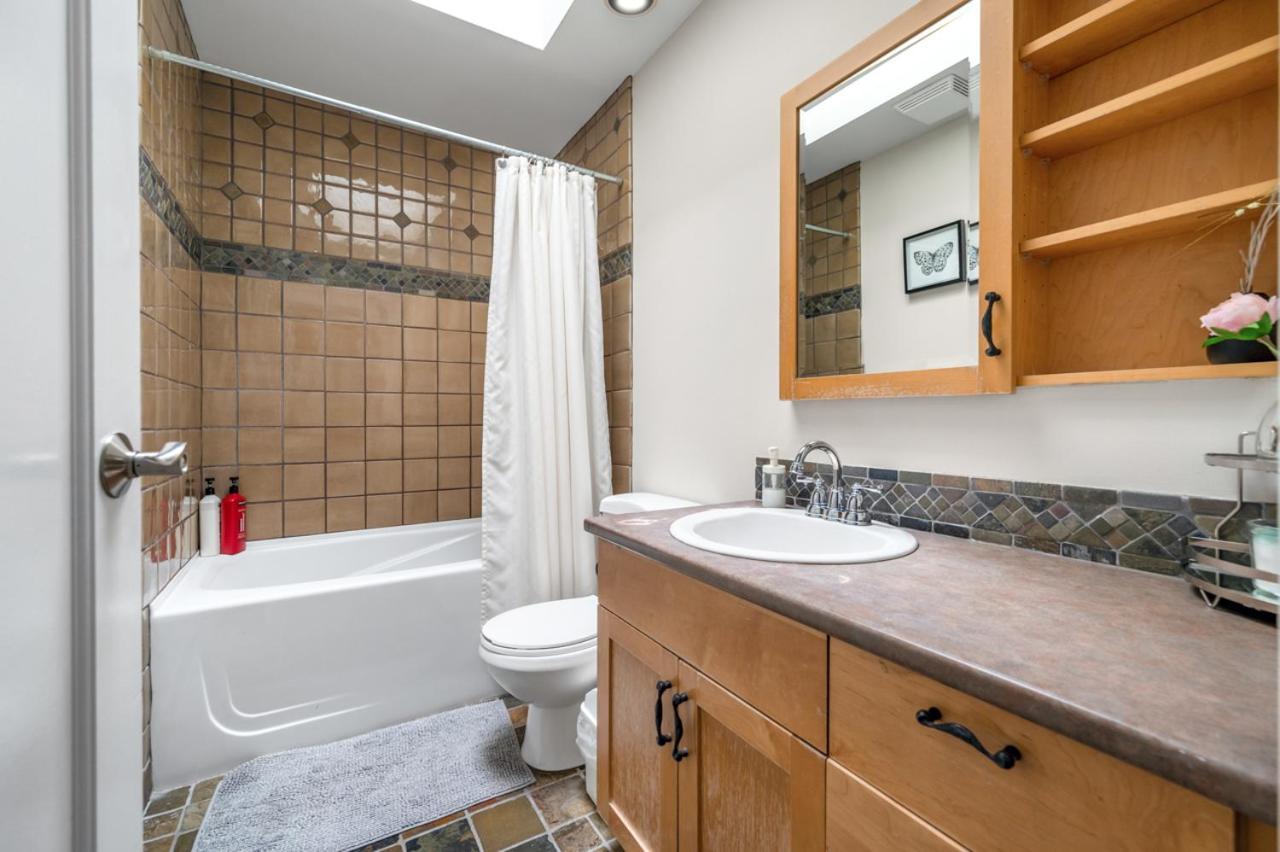 Charming Coastal Haven In With Shared Bathroom Homestay