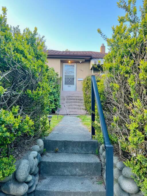 Unique Park House 5min Walk To Subway Apartment