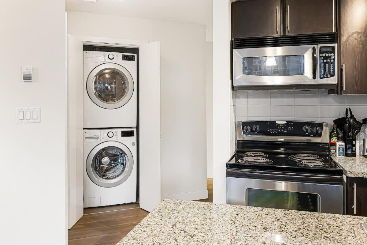 Stylish 2br By Rogers Arena Incl Parking Apartment Vancouver