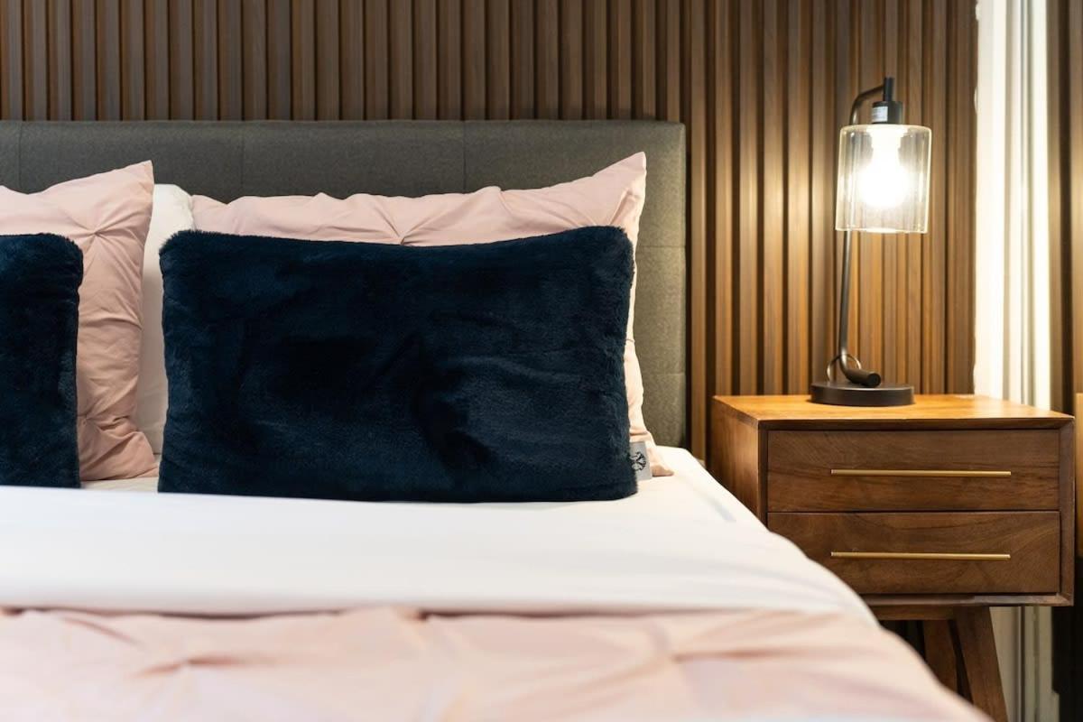 Designer Cozy In Vibrant West End Dwntwn Apartment *