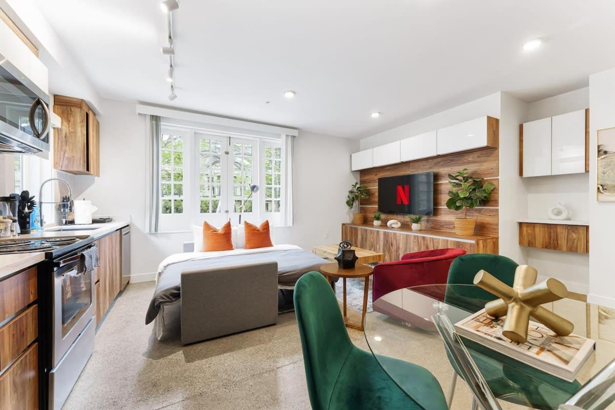 Designer Cozy In Vibrant West End Dwntwn Apartment Vancouver