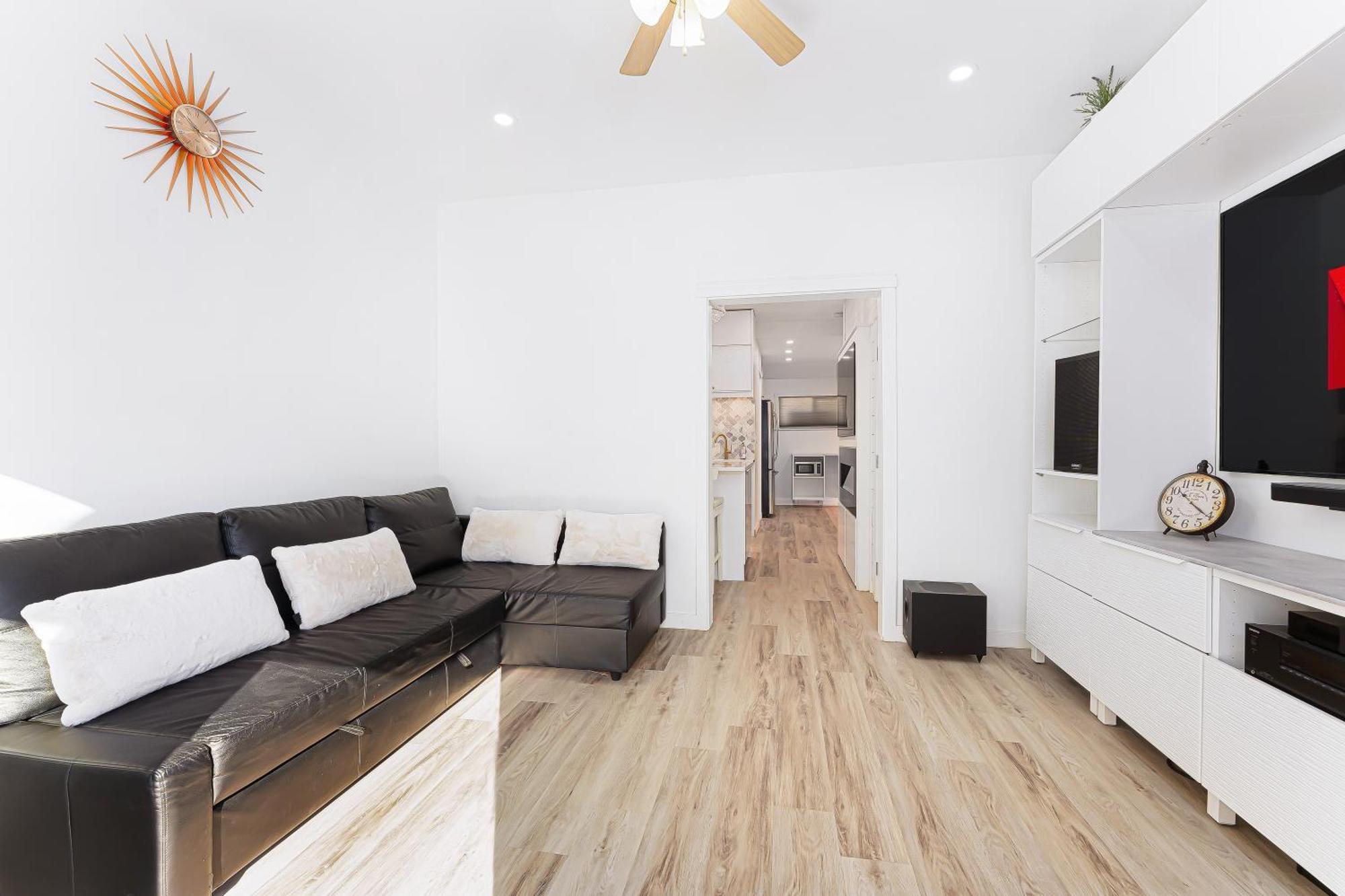 Apartment Urban Oasis Modern 2br By Trendy Commercial Drive Vancouver