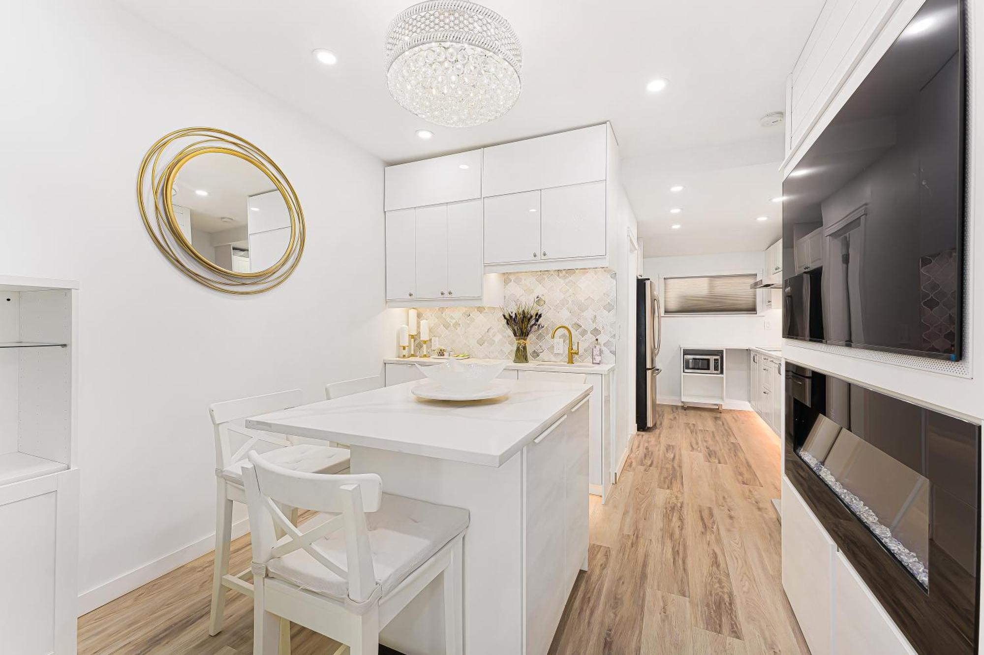 Urban Oasis Modern 2br By Trendy Commercial Drive *