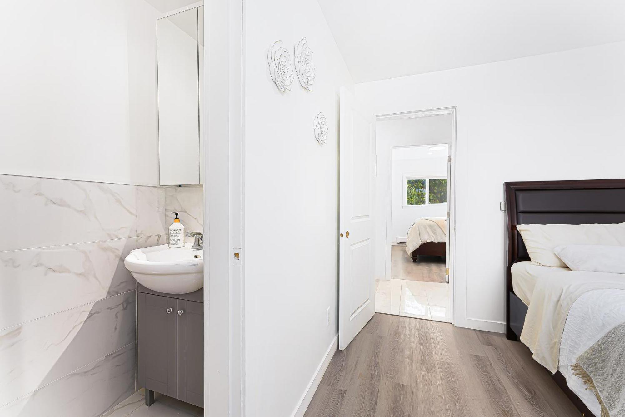 Urban Oasis Modern 2br By Trendy Commercial Drive Vancouver