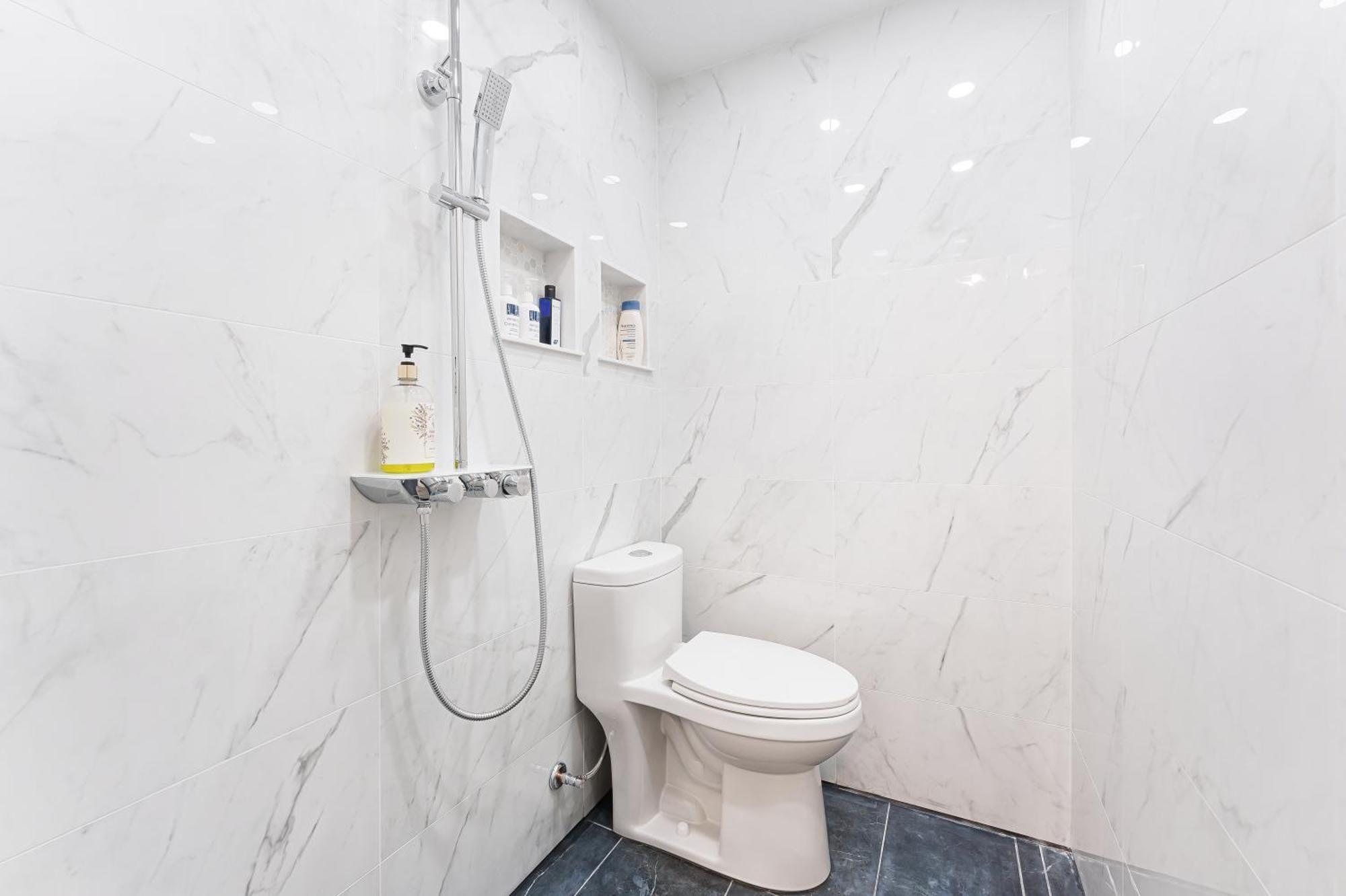 Urban Oasis Modern 2br By Trendy Commercial Drive Vancouver