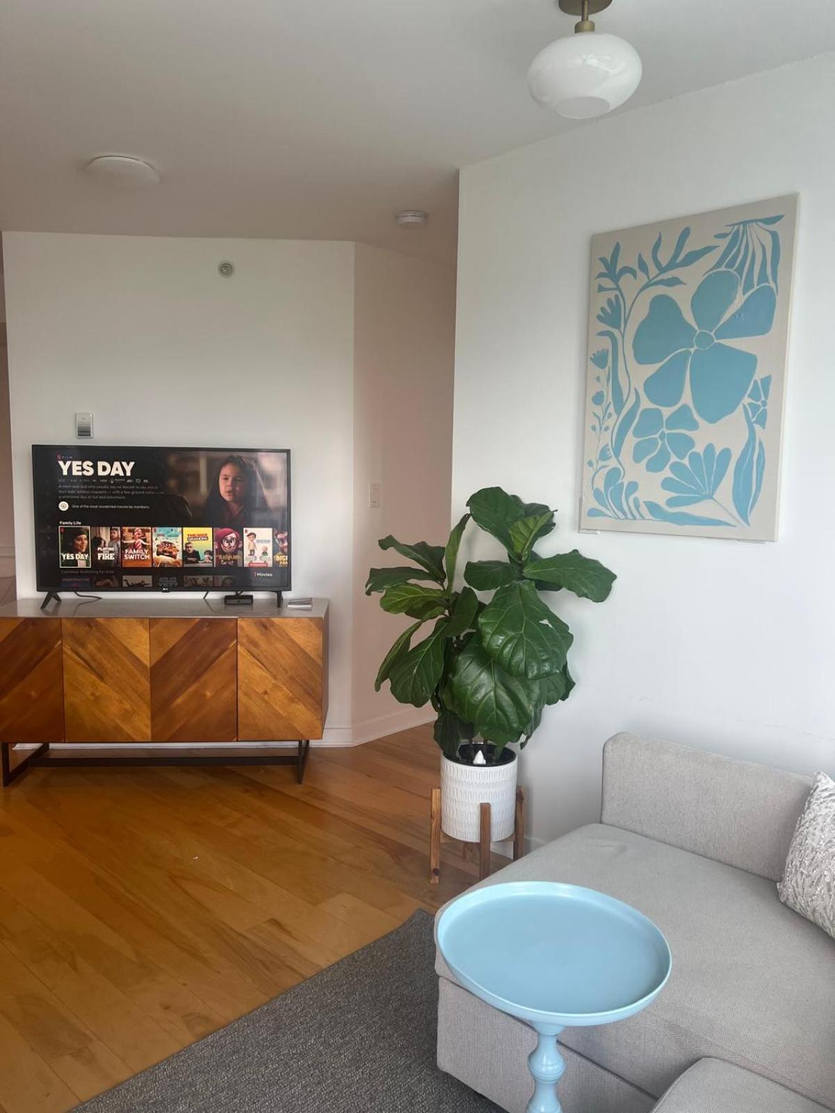 Lovely One-bedroom With Pool, Hot Tub, And Gym In The Heart Of Downtown, Skytrain 3min Away *