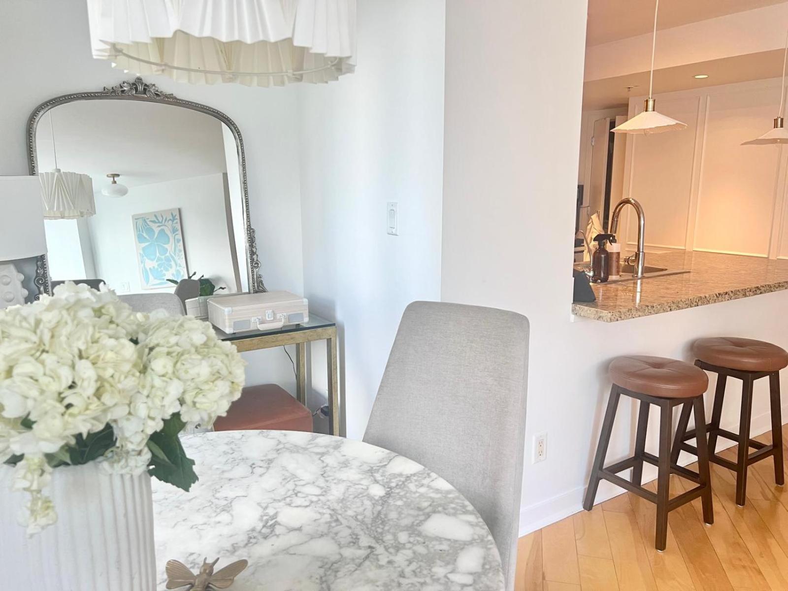 Lovely One-bedroom With Pool, Hot Tub, And Gym In The Heart Of Downtown, Skytrain 3min Away Vancouver