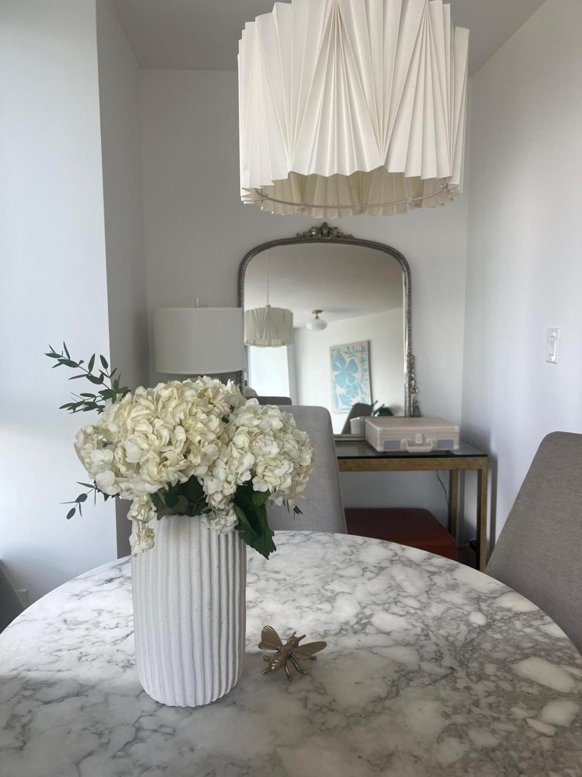 Apartment Lovely One-bedroom With Pool, Hot Tub, And Gym In The Heart Of Downtown, Skytrain 3min Away *
