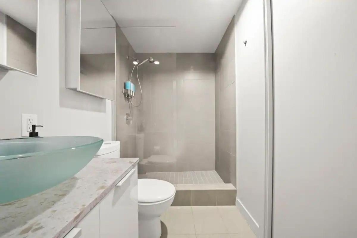 Modern In Downtown Two Bedroom Parking Lot * Vancouver