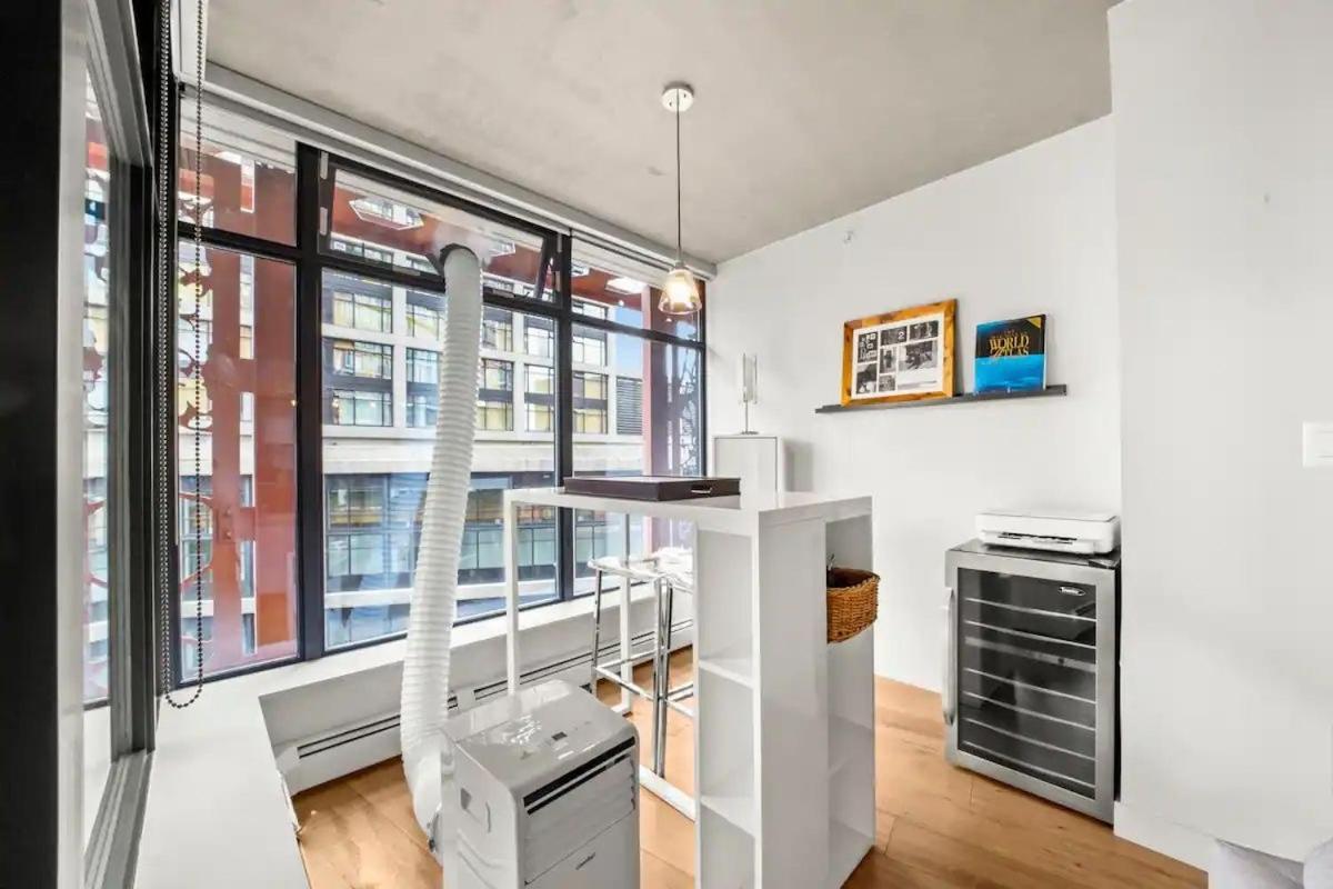 Modern In Downtown Two Bedroom Parking Lot Vancouver