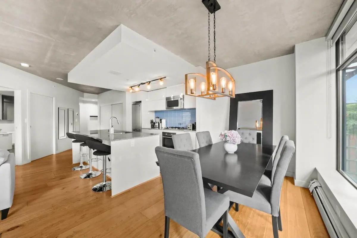 Apartment Modern In Downtown Two Bedroom Parking Lot