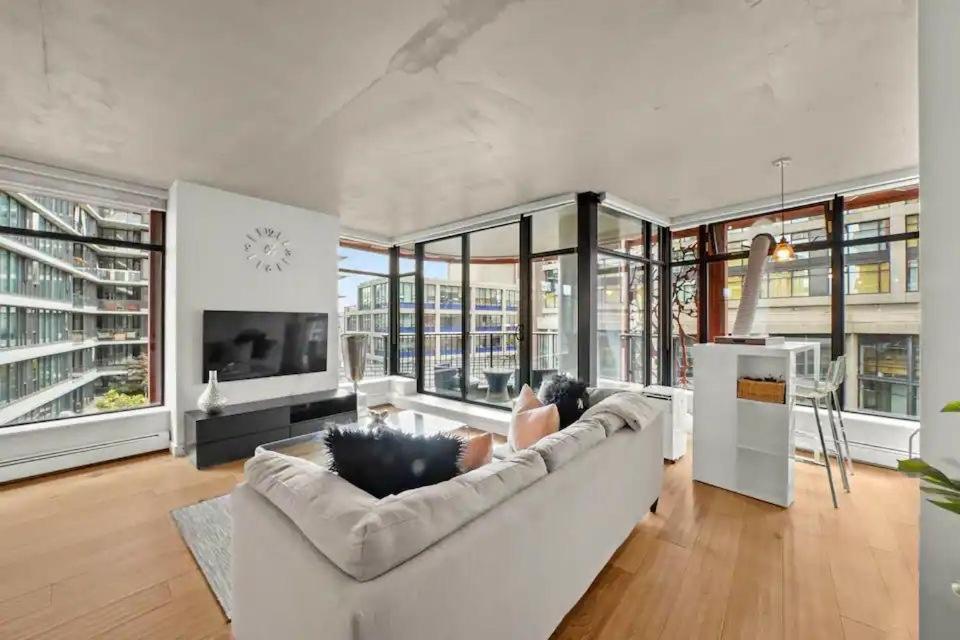 Modern In Downtown Two Bedroom Parking Lot Apartment *