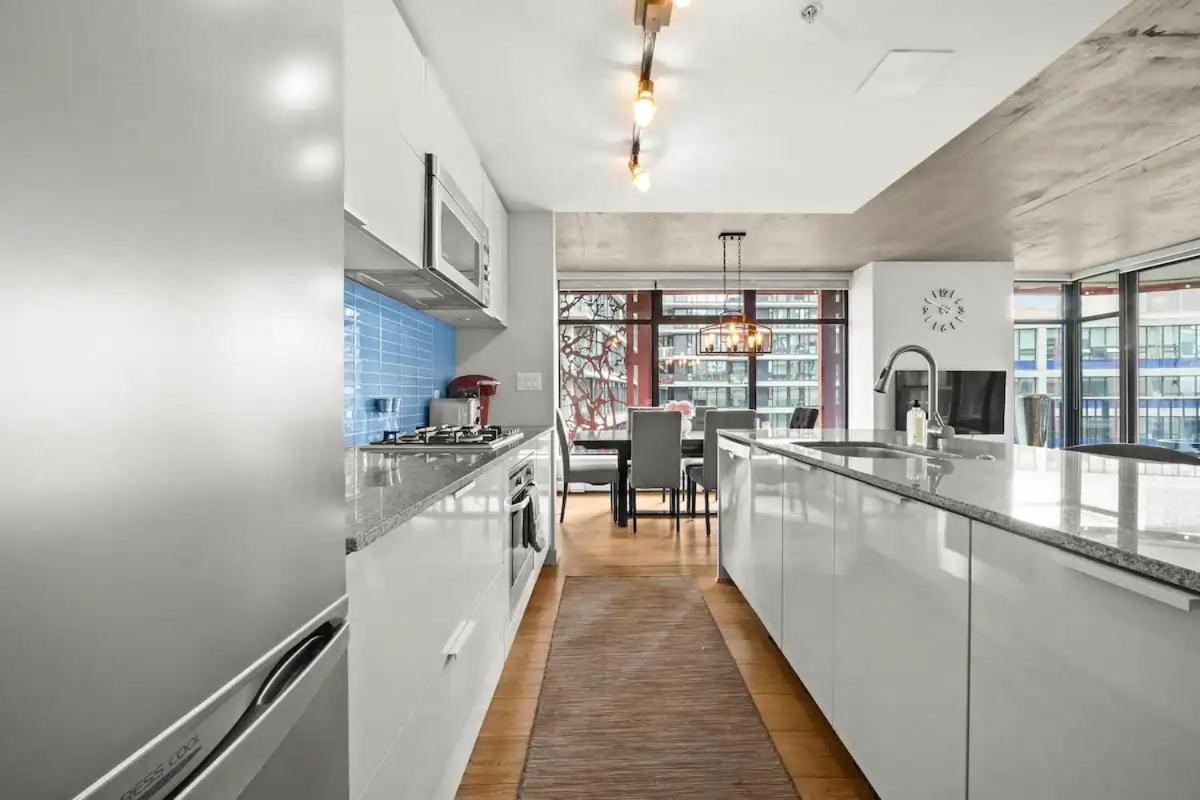 Modern In Downtown Two Bedroom Parking Lot Apartment Vancouver
