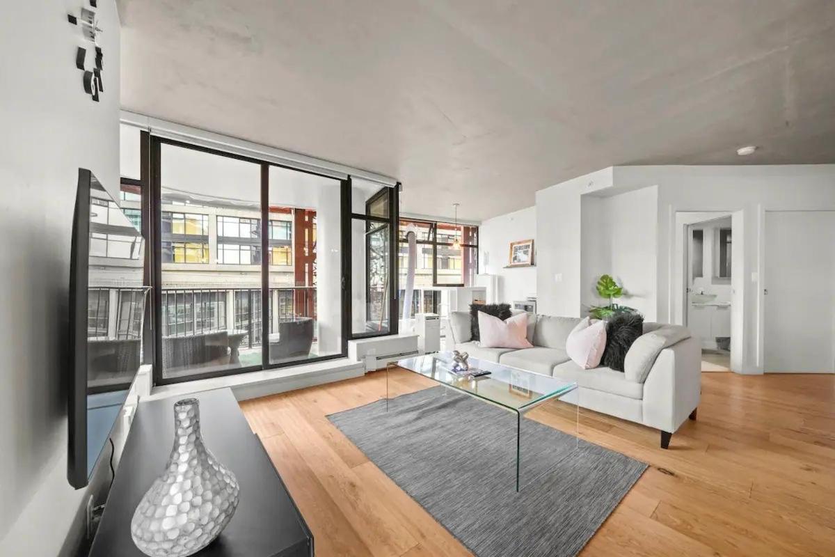 Modern In Downtown Two Bedroom Parking Lot Vancouver