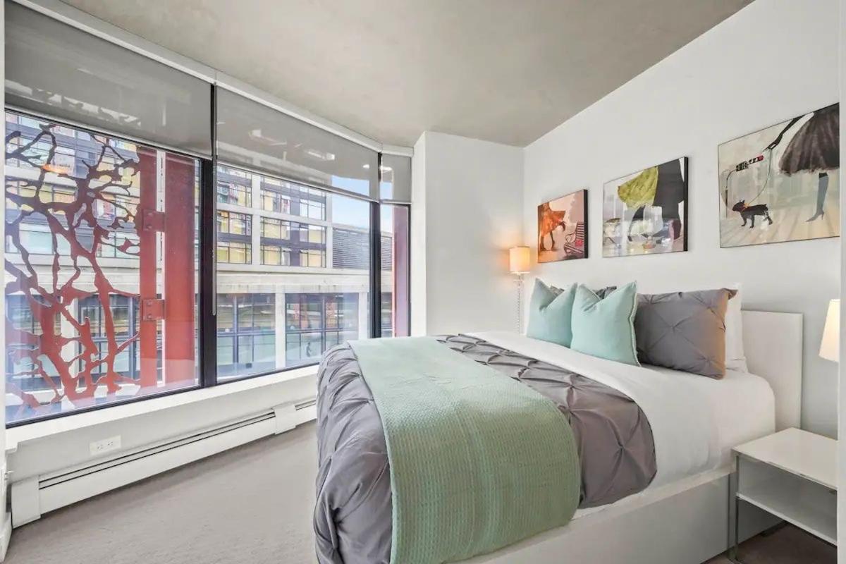 Modern In Downtown Two Bedroom Parking Lot * Vancouver