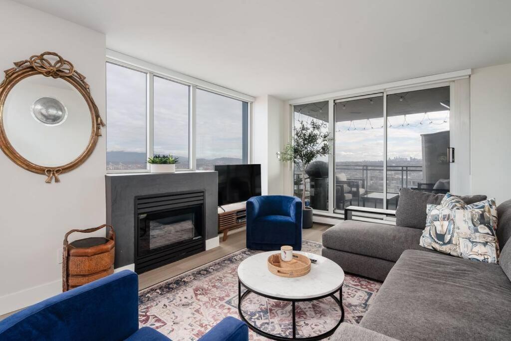 Luxury 2 Bed 2 Bath Downtown With Free Parking