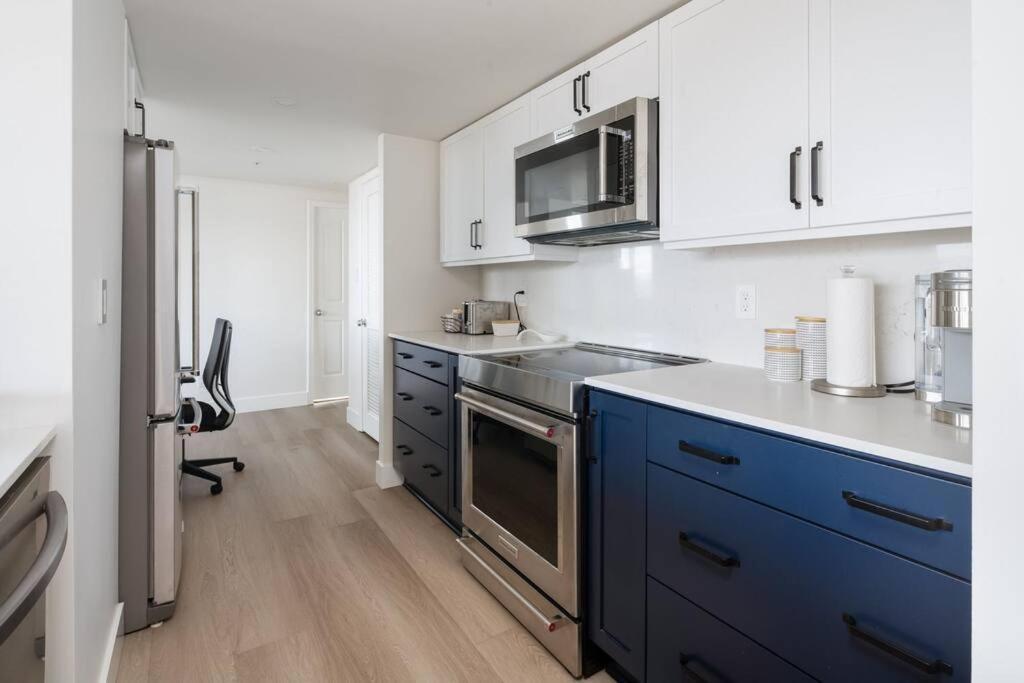 Luxury 2 Bed 2 Bath Downtown With Free Parking Apartment *