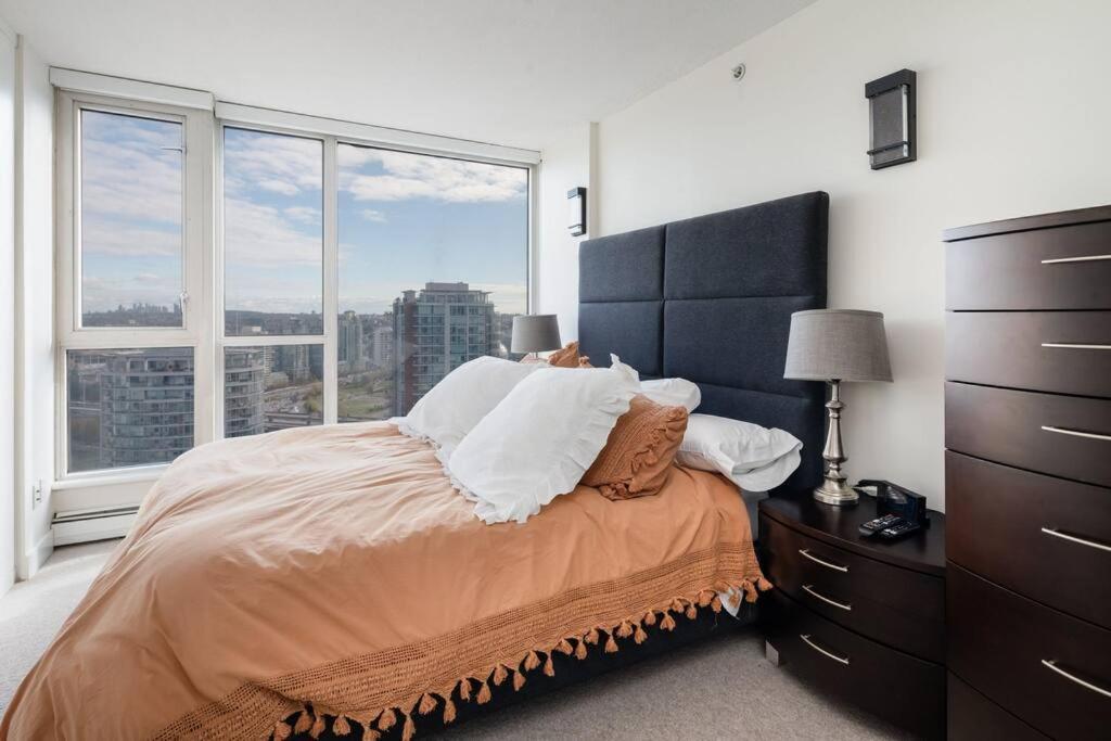 Luxury 2 Bed 2 Bath Downtown With Free Parking Apartment Vancouver