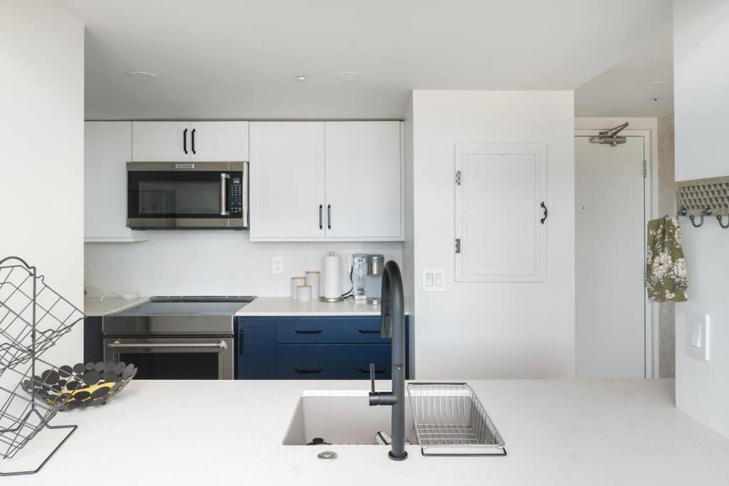Luxury 2 Bed 2 Bath Downtown With Free Parking *
