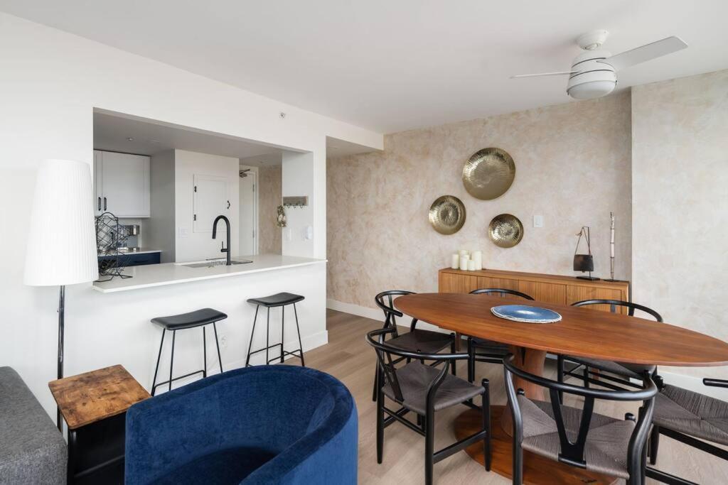 Luxury 2 Bed 2 Bath Downtown With Free Parking Vancouver