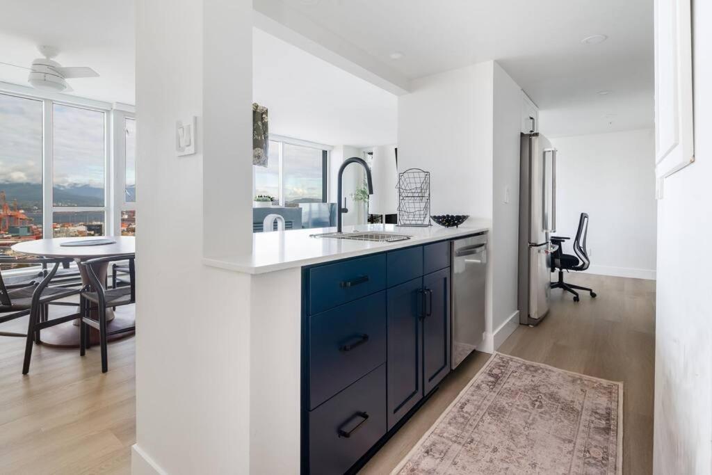 Luxury 2 Bed 2 Bath Downtown With Free Parking * Vancouver