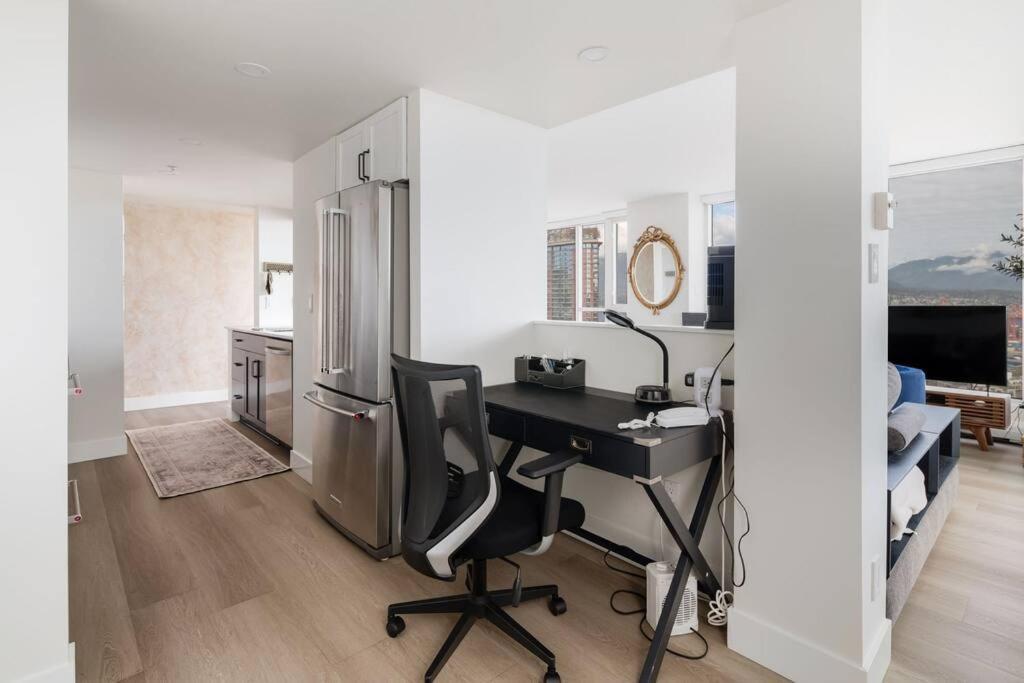 Luxury 2 Bed 2 Bath Downtown With Free Parking