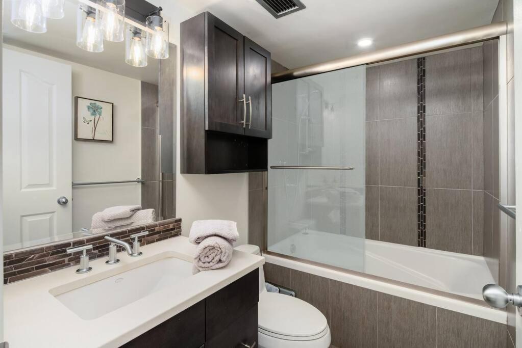 Luxury 2 Bed 2 Bath Downtown With Free Parking Apartment Vancouver