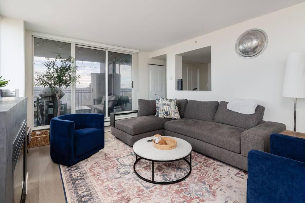 Luxury 2 Bed 2 Bath Downtown With Free Parking *