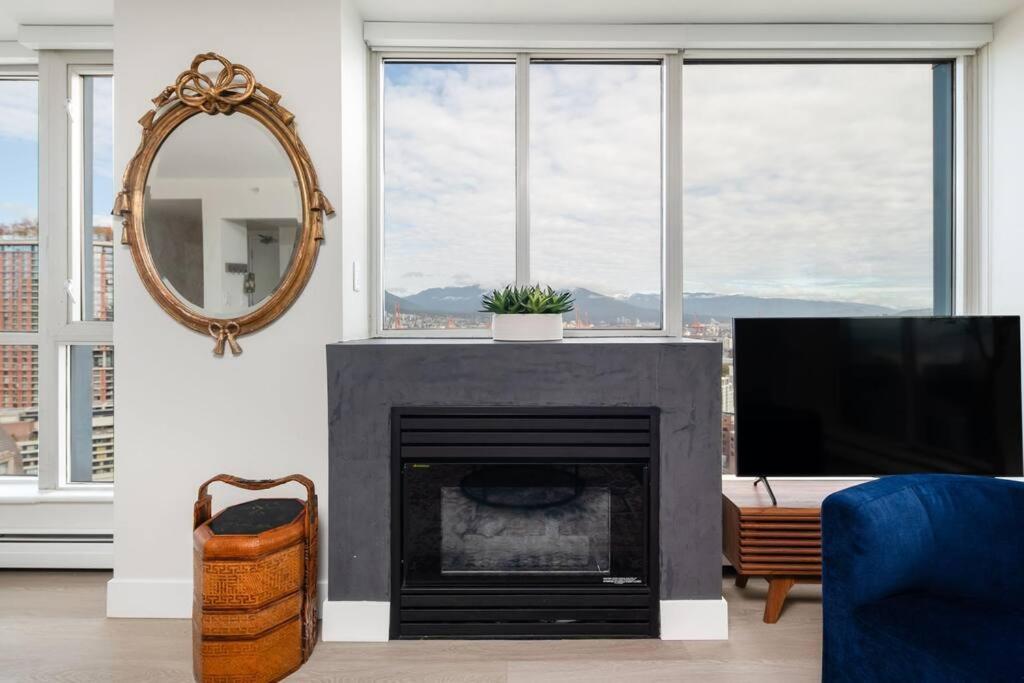Luxury 2 Bed 2 Bath Downtown With Free Parking Apartment