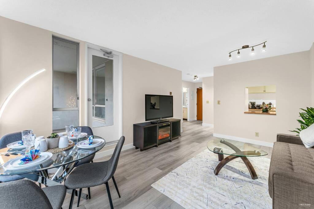 Beautiful Two Beds With Free Parking Apartment Vancouver