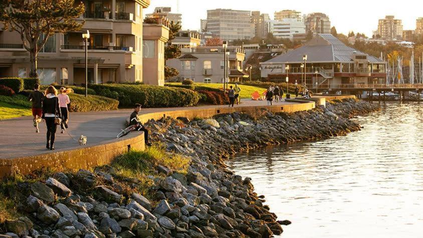 Charming With Amazing Views Vancouver
