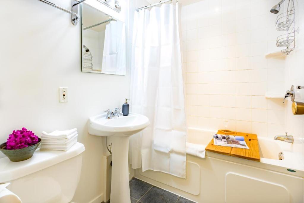 Charming With Amazing Views * Vancouver