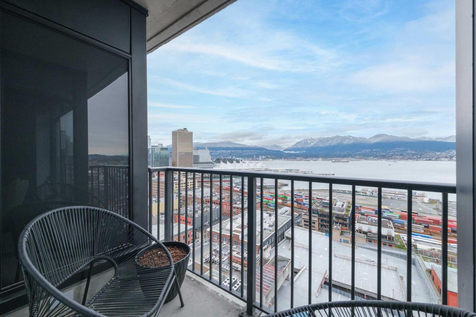 Modern Downtown With Stunning Water Views Apartment *