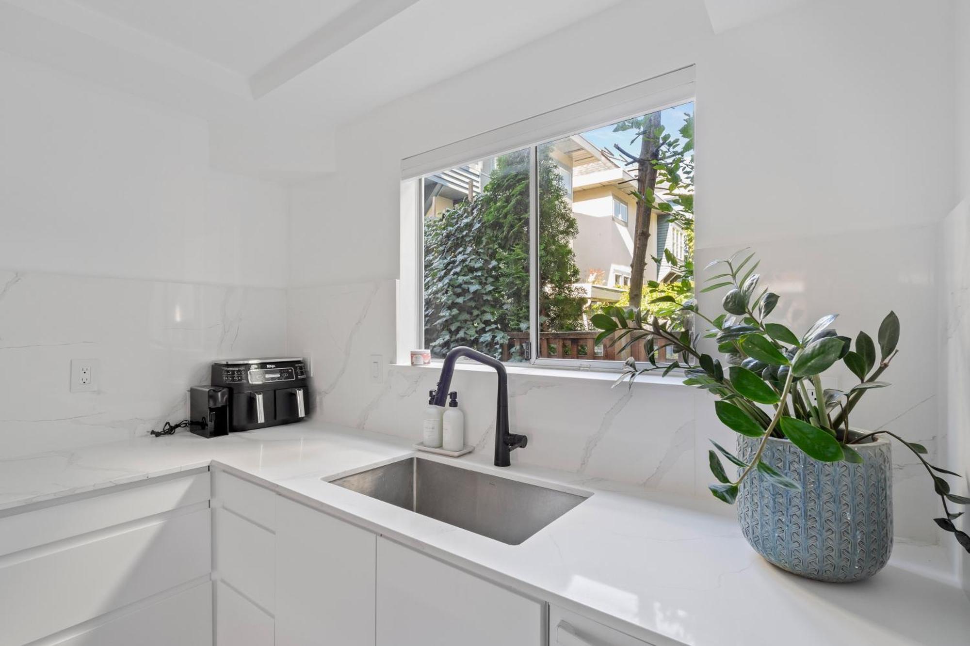 Modern Kitsilano 2 Bedroom With A Hot Tub * Vancouver