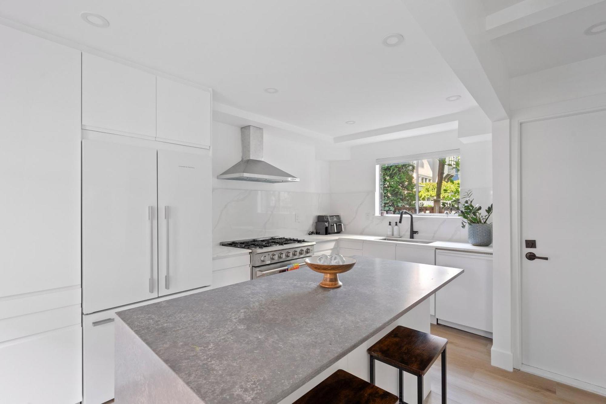 Modern Kitsilano 2 Bedroom With A Hot Tub Holiday home *