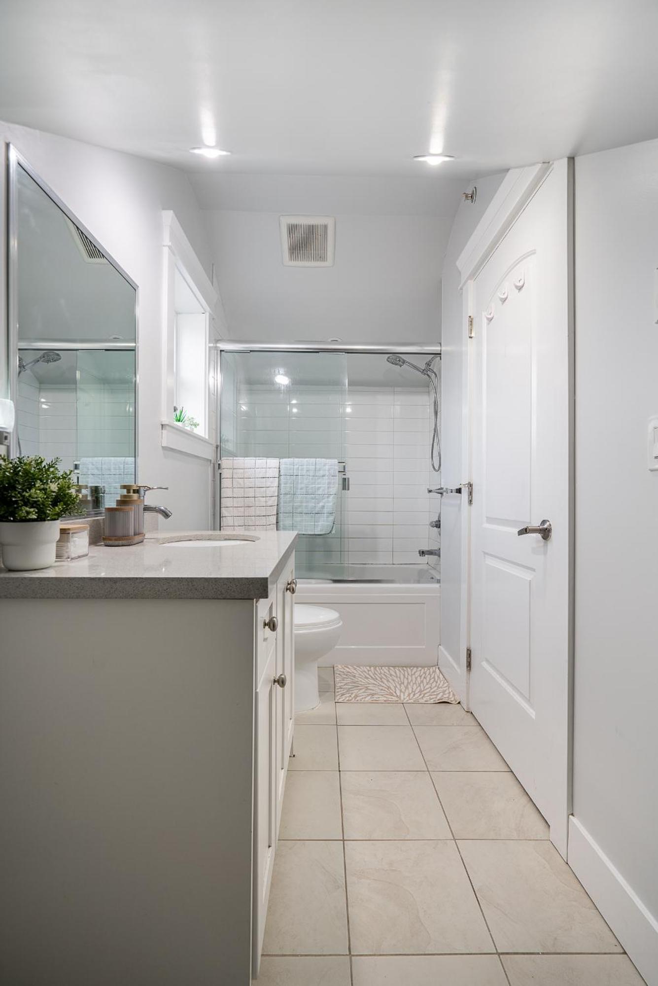 Cozy And Modern 2br Holiday home Vancouver