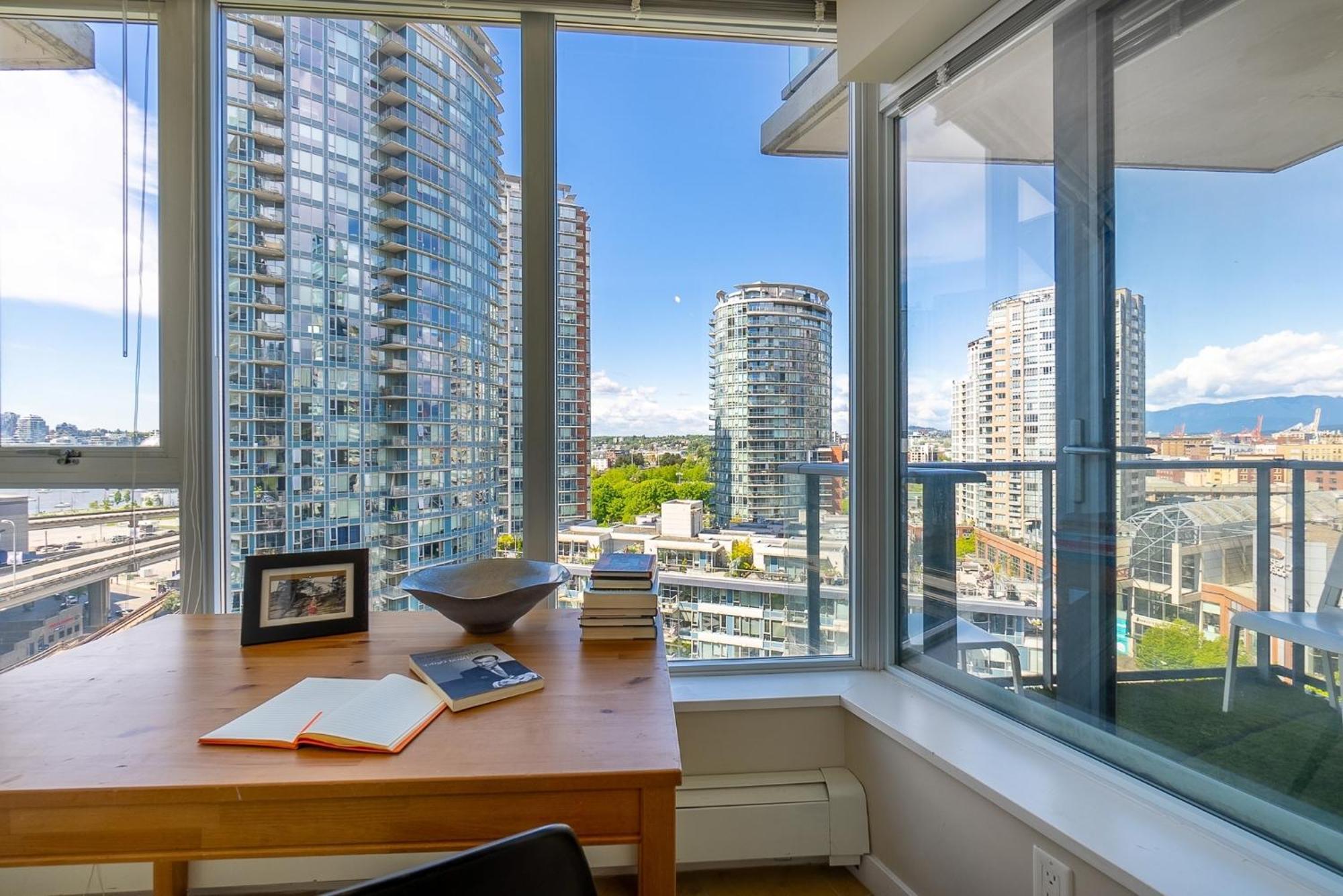 Bright And Airy Two Bedroom Flat With Panoramic City Views *
