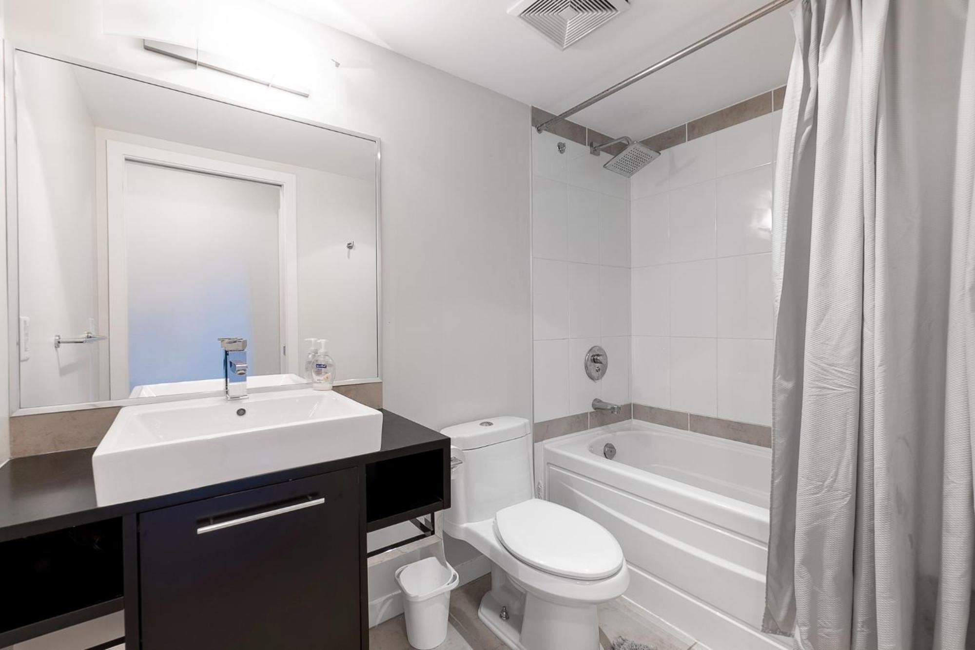 Bright And Airy Two Bedroom Flat With Panoramic City Views Vancouver