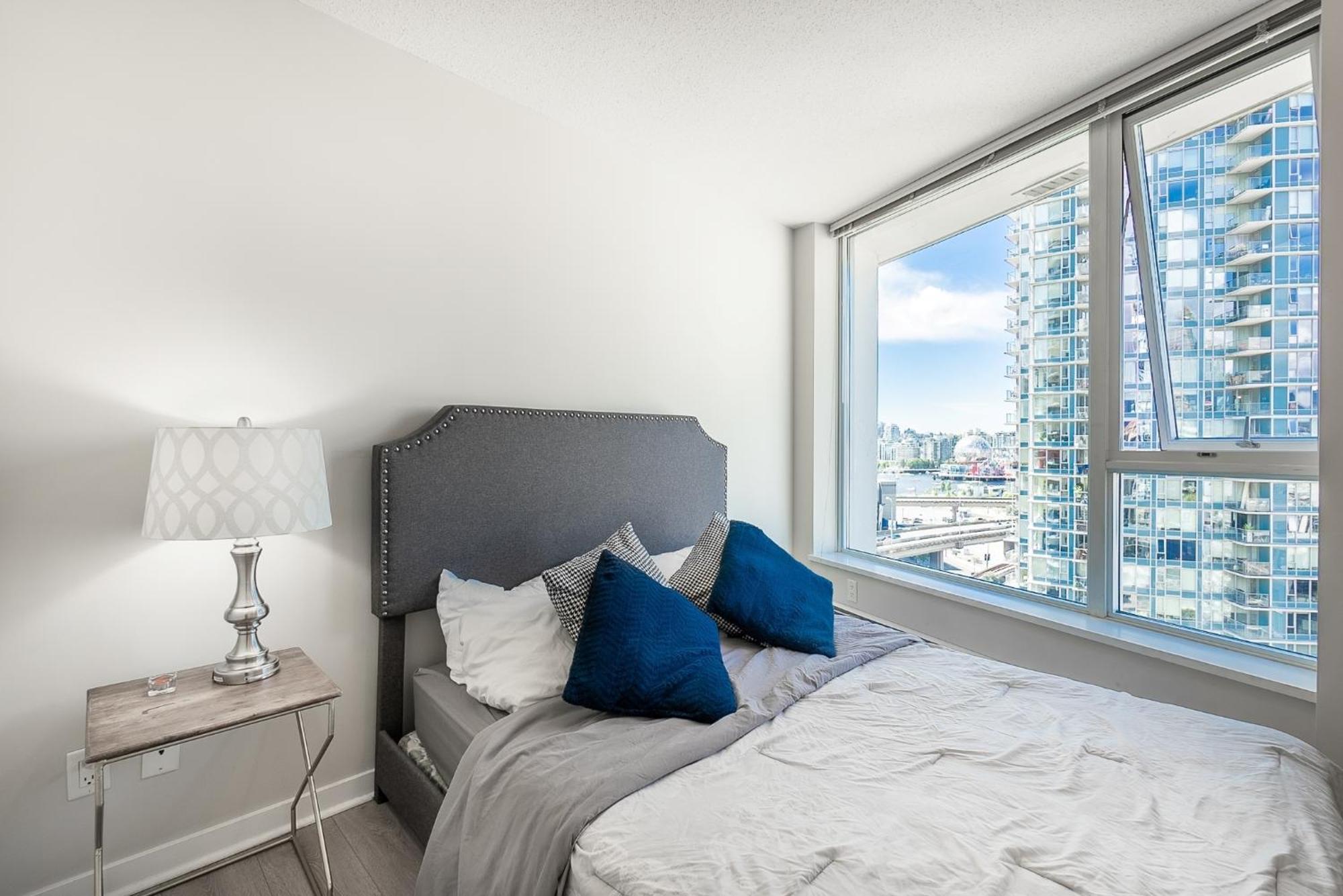 Bright And Airy Two Bedroom Flat With Panoramic City Views * Vancouver