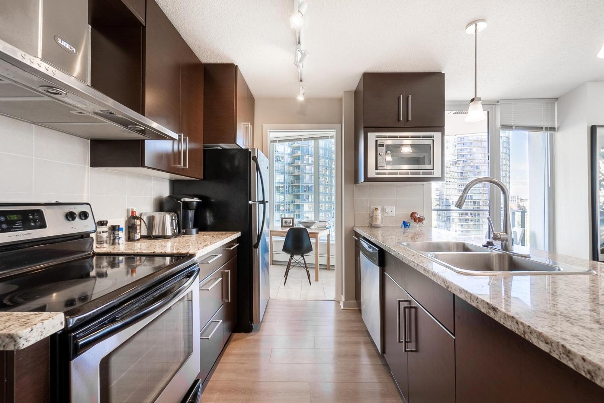 Bright And Airy Two Bedroom Flat With Panoramic City Views Vancouver